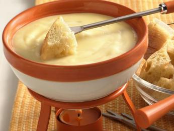 Fondue je kotlík se směsí sýrů, do kterého se máčí bílý chléb