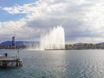 Vrchol Mont Blanc vedle symbolu Ženevy – Jet d´Eau