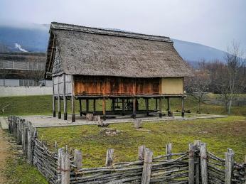 Rekonstrukce obydlí z doby bronzové v archeologickém parku Laténium