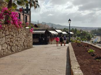 Plážová promenáda u Playa Duque v Costa Adeje