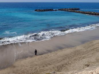 Překrásná pláž Playa Duque v letovisku Costa Adeje