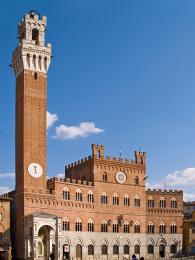 Dominantou náměstí Piazza del Campo je palác Palazzo Pubblico