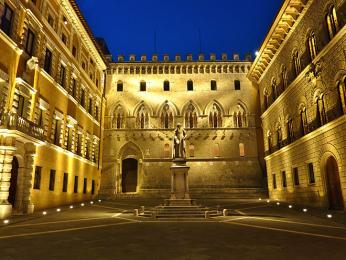 Palazzo Salimbeni je sídlem Monte dei Paschi di Siena, nejstarší fungující banky světa