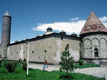 Škola Yakutiye Medrese dnes slouží jako Muzeum tureckého islámského umění