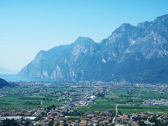 Údolí Sarca v pozadí s jezerem Lago di Garda