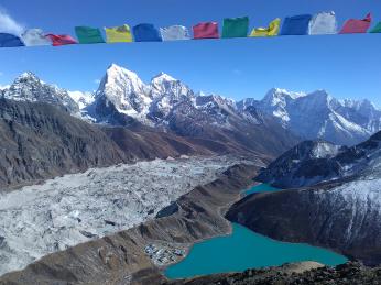 Vesnice Gokyo a působivé himalájské scenérie z vrcholu Gokyo Ri