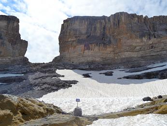 Slavná Rolandova brána je 40 m široká skalní průrva ve výšce 2 804 m n. m.