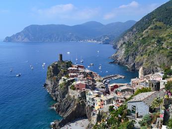 Kouzelný pohled na pobřežní vesničku Vernazza a středověkou hradební věž 