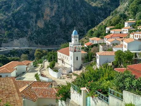 Ve svahu rozesetá vesnice Dhërmi