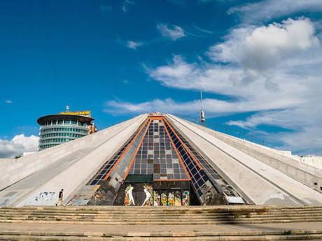 Moderní pyramida měla sloužit jako mauzoleum Envera Hodžy