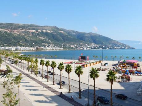 Pobřeží ve městě Vlorë lemuje upravená promenáda