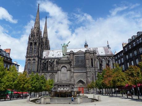 Gotická katedrála je ozdobou města Clermont-Ferrand