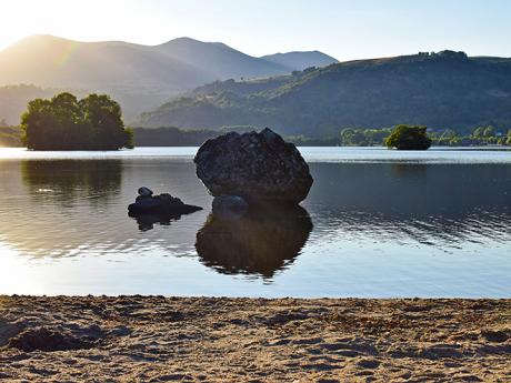 Sopečné jezero Lac Chambon je mělké, ale zato rozlehlé