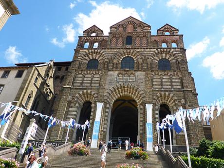 Průčelí katedrály v Le-Puy-en-Velay