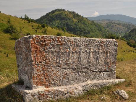 Jeden z náhrobků na bogomilské nekropoli situované v pohoří Bjelašnica