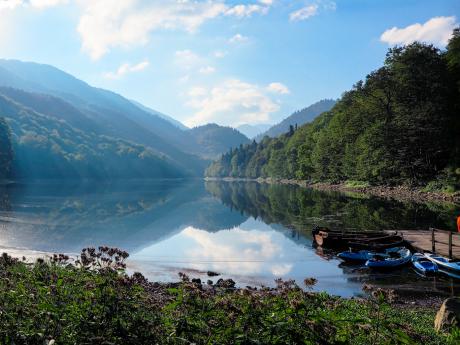 Biogradské jezero leží v nadmořské výšce 1 100 m n. m.