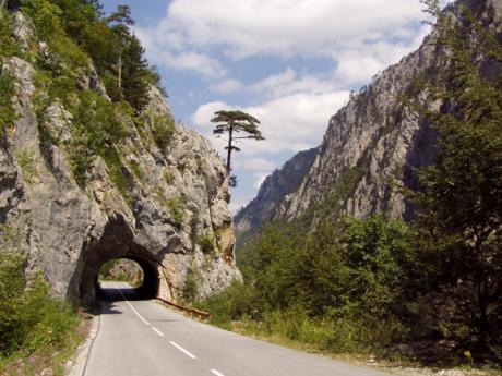 Tunel ve skále nad kaňonem Tary