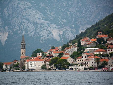 Malebné městečko Perast leží v Kotorském zálivu