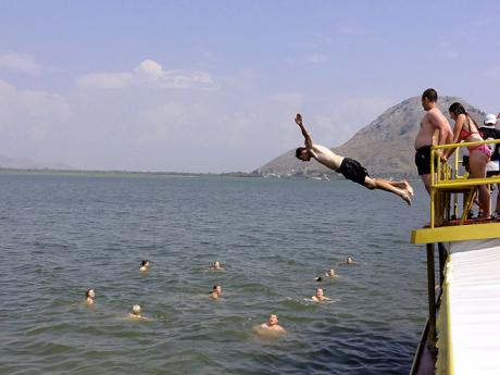 Z Virpazaru vyrážejí na Skadarské jezero lodní výlety