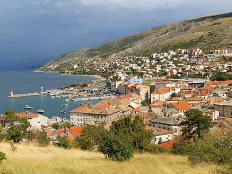 Vyhlídka od hradu na přímořské městečko Senj 