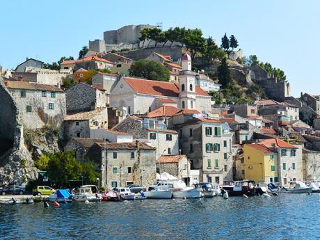 Středověká pevnost svatého Michala ční nad městem Šibenik