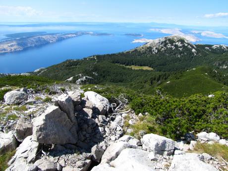 Z pahorků národního parku Severní Velebit je Jaderské moře na dohled