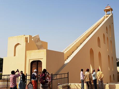 Kamenná astronomická observatoř Džantar Mantar z 18. století úctyhodných rozměrů