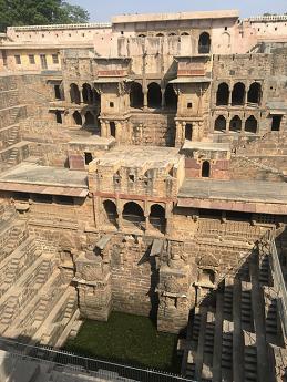 Schodiště Chand Baori v sobě ukrývá zásobu vody až 30 metrů pod zemí