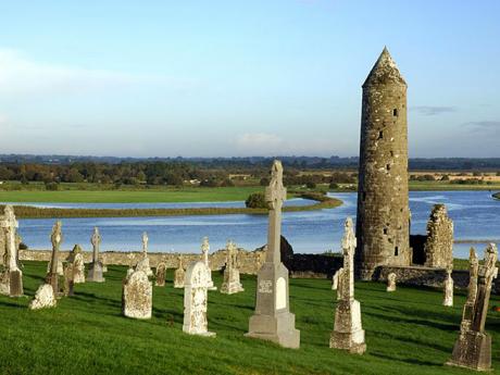 Pro irské kláštery charakteristická okrouhlá věž v Clonmacnoise