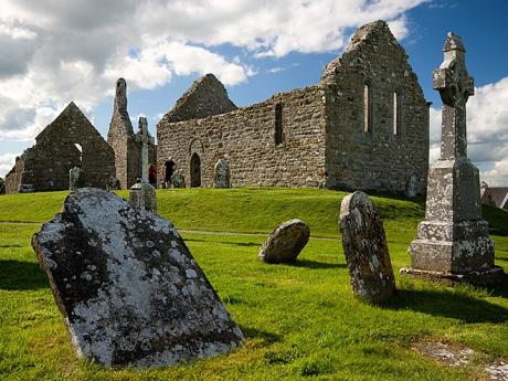 Dochované části klášterního komplexu Clonmacnoise