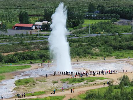 Pohled z nedaleké vyvýšeniny na gejzír Strokkur v celé jeho kráse 