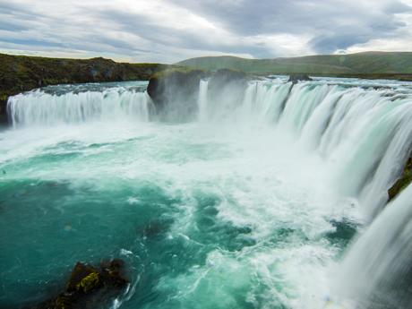 Třicet metrů široký vodopád Godafoss ve tvaru podkovy