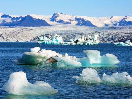 Jezero Jökullsárlón je plné plujících ledových ker