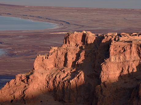 Pevnost Masada byla vybudována na vrcholu stolové hory