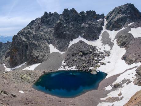 Horské pleso Lac du Cinto leží na jižní straně Monte Cinto