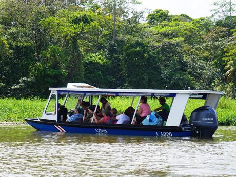 Puerto Limón je výchozí bod pro plavby lodičkou po kanálu do národního parku Tortuguero