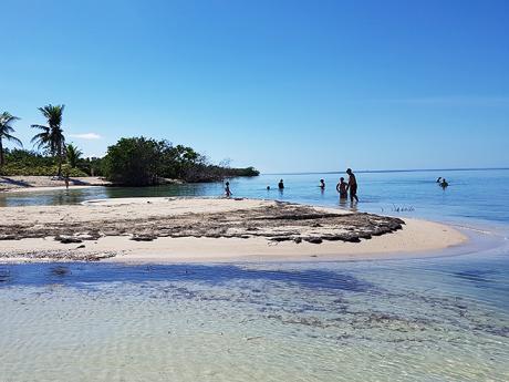 Průhledné moře a bělostný písek na ostrově Cayo Blanco