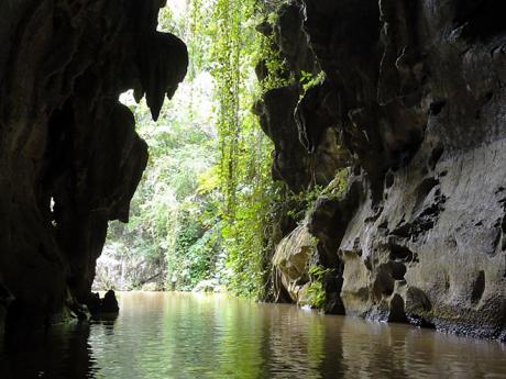 Plavba lodičkou po podzemní řece k východu z jeskyně Cueva del Indio