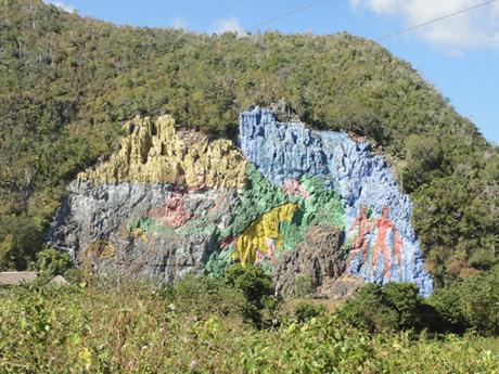 Mural de la Prehistoria je obrovská kontroverzní skalní malba z roku 1961