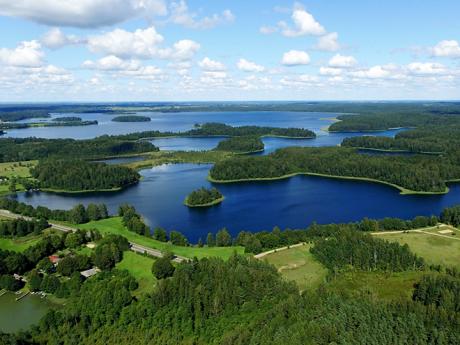 Členité jezero Plateliai v národním parku Žemaitija