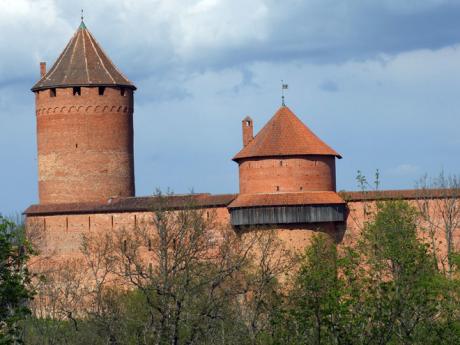 Cihlový hrad Turaida v NP Gauja