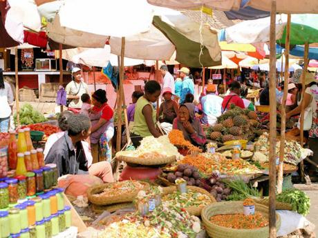 Přehlídka čerstvé zeleniny a ovoce na trhu v Antananarivu