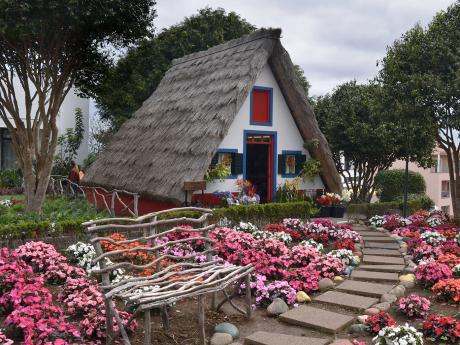 Santana je známá díky tradičním domkům do tvaru písmene „A“