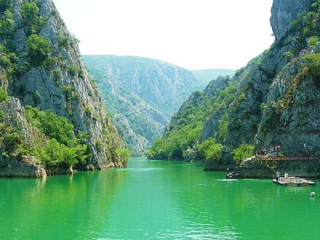 Jezero Matka svírají stěny kaňonu Treska