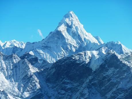 Majestátní šestitisícová hora Ama Dablam