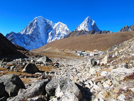 Osada Lobuche ve výšce 4 930 m n. m. v pozadí s Tawoche Peak a Arakam-Tse