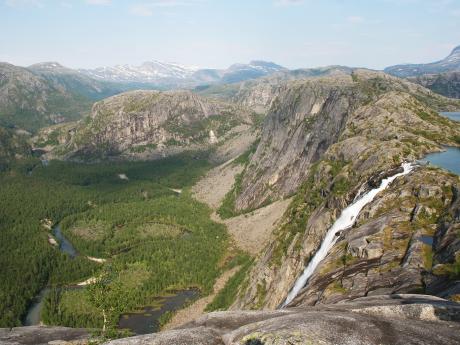 Údolí Storskogdalen pod vodopádem Litlverivassforsen v národním parku Rago