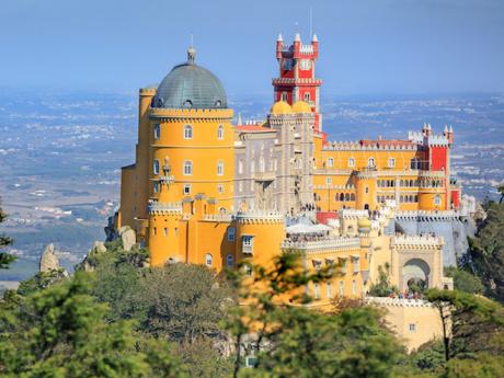 Palác Pena dominuje městu Sintra 