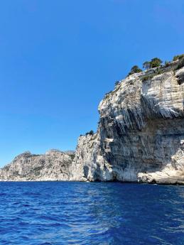 Příkré stěny Les calanques se táhnou podél pobřeží v délce 20 kilometrů