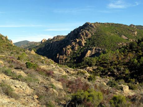 Horské pásmo Massif des Maures je vyhledávanou lokalitou mezi turisty